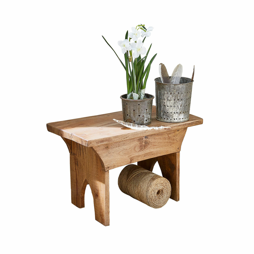 Kleiner Holzschemel mit Metalltöpfen und weißen Blumen, naturfarbener Holzhocker